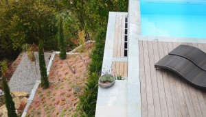 Terrasse mit Naturstein und Swimming Pool