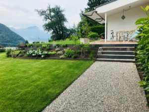 Garten Einfamilienhaus Metalltreppe und Rasen