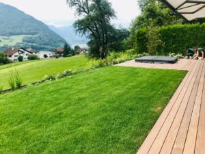 Garten Einfamlienhaus Schwyz Terrasse eingelassener Whirlpool