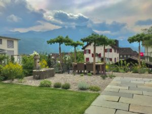 Naturnaher Garten in Schwyz mit Kies, Sitzplatz und Wasserstelle