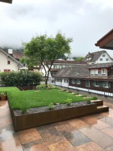 Privatgarten Schwyz Gartenarbeiten mit Stahl